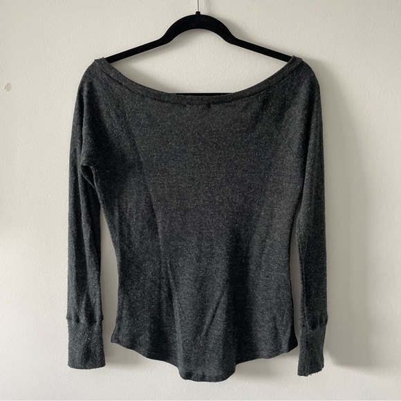 Knit Riot charcoal grey long sleeve off the shoulder graphic shirt top sz small - Picture 2 of 2